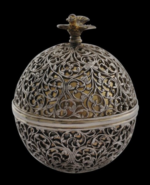 Indo-Portuguese Parcel-Gilt Silver Bezoar Stone Box - Michael Backman Ltd